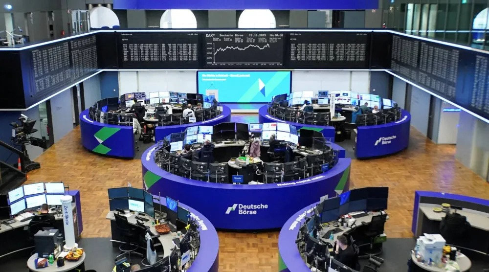 مخطط مؤشر أسعار الأسهم الألماني «داكس» في بورصة فرانكفورت (رويترز)