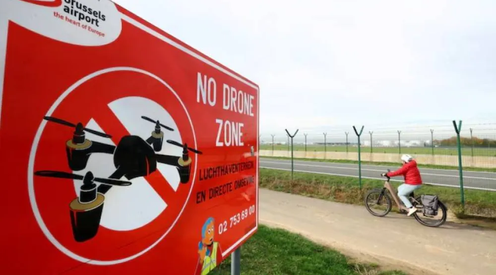 لافتة تُظهر منطقة «ممنوع الطائرات المسيّرة» في مطار بروكسل الدولي (أرشيفية-رويترز)