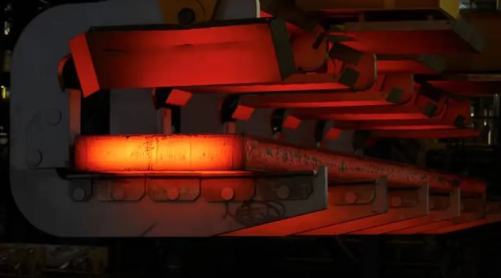 لوح فولاذي متوهج يُنقل في مصنع «ثيسن كروب ستيل» بألمانيا (رويترز)