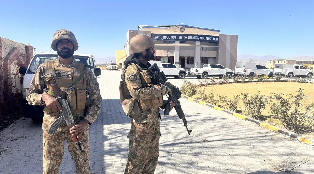 جنود باكستانيون يحرسون كلية كاديت التي هاجمها مسلحون مشتبه بهم قرب الحدود الأفغانية في وانا جنوب وزيرستان بباكستان (إ.ب.أ)