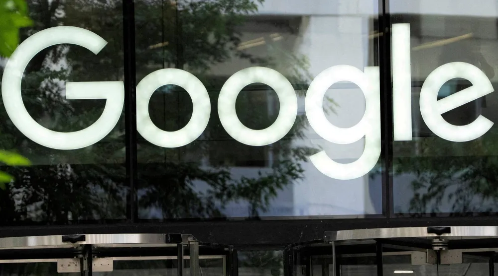 شعار شركة «غوغل» خارج مكاتبها في لندن (رويترز)