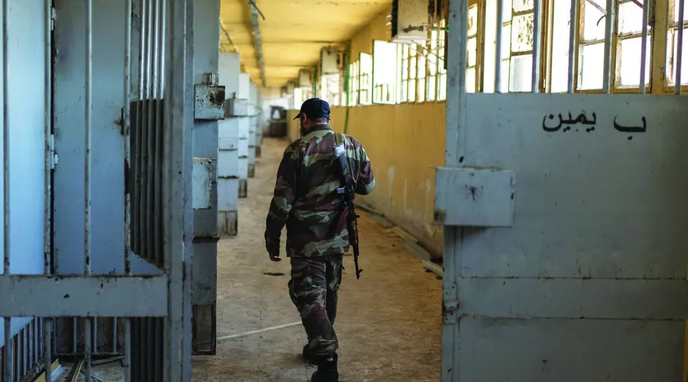 أحد عناصر الأمن السوري في سجن صيدنايا العسكري على مشارف دمشق يناير 2025 (أ.ب)