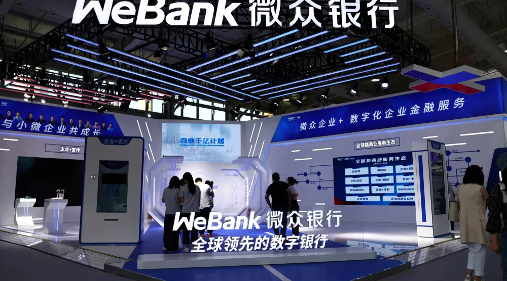 زوار لجناح «وي بنك» في معرض الصين الدولي لخدمات التجارة بالعاصمة بكين (رويترز)