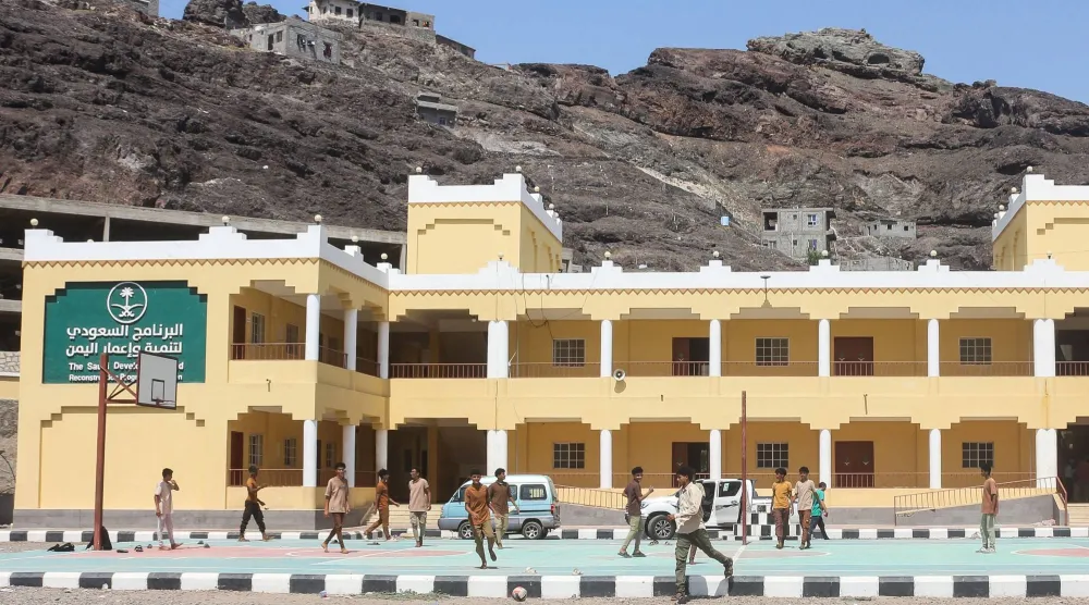 طلاب يلعبون كرة القدم في ساحات مدرسة بتمويل سعودي في مدينة عدن (أ.ف.ب)