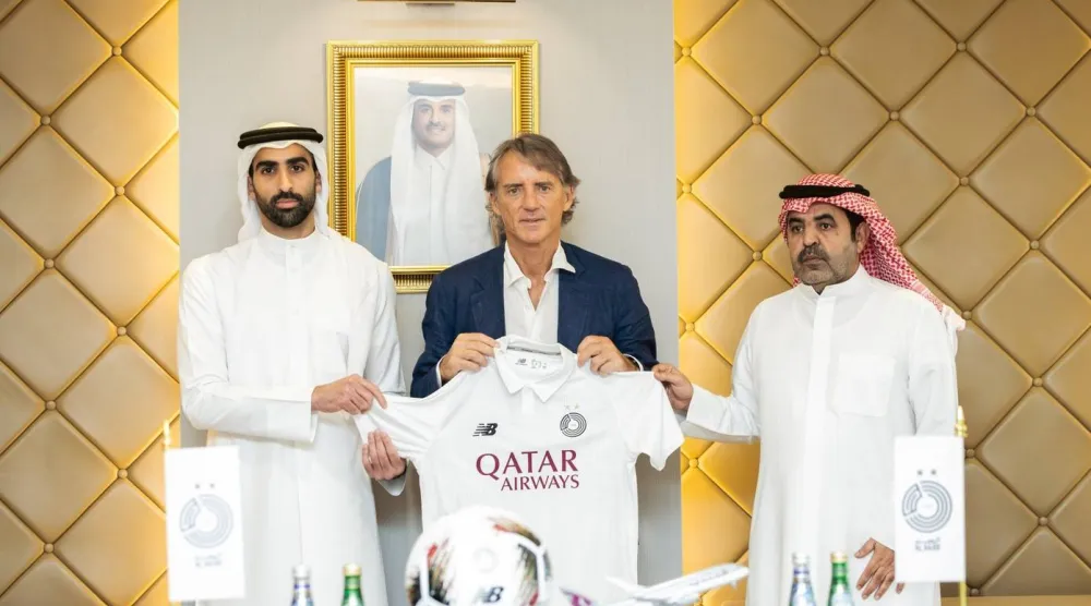 مانشيني خلال توقيعه للسد القطري (نادي السد)