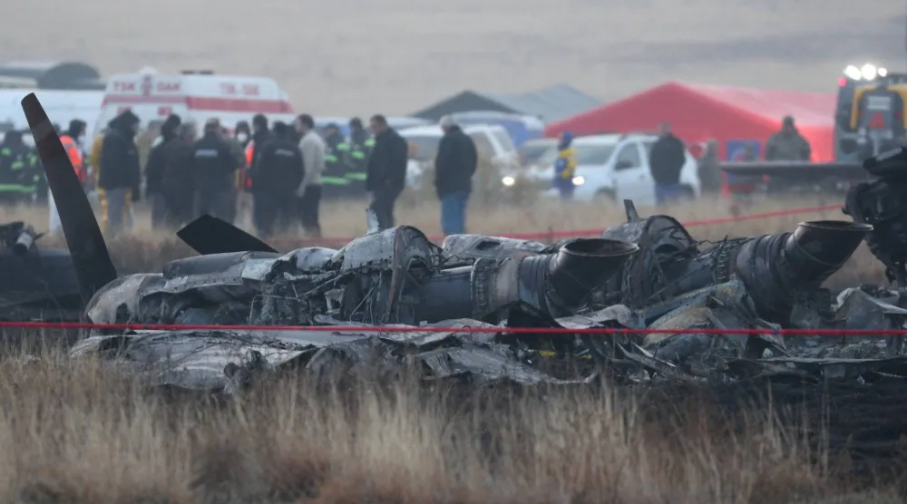 عناصر من خدمات الطوارئ يعملون في موقع تحطم طائرة الشحن العسكرية التركية طراز «سي - 130» بالقرب من الحدود الأذربيجانية في بلدية سيغناغي - جورجيا (رويترز)