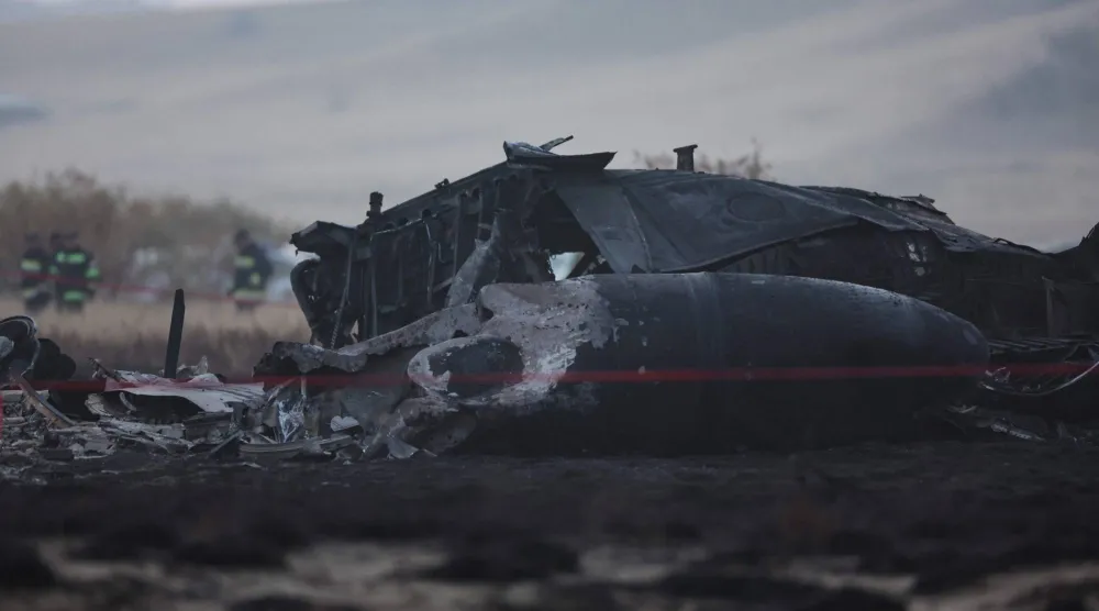 حطام الطائرة «سي-130» التابعة للقوات الجوية التركية بعد تحطمها على حدود جورجيا وأذربيجان (أ.ف.ب)