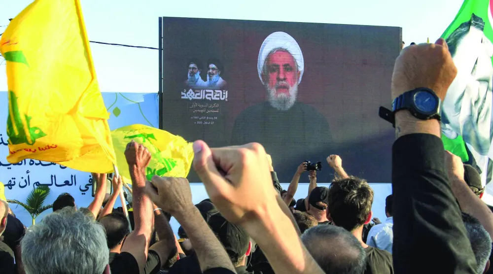 الأمين العام لـ«حزب الله» نعيم قاسم متحدثاً في الذكرى السنوية الأولى لاغتيال سلفه حسن نصر الله (أ.ف.ب)