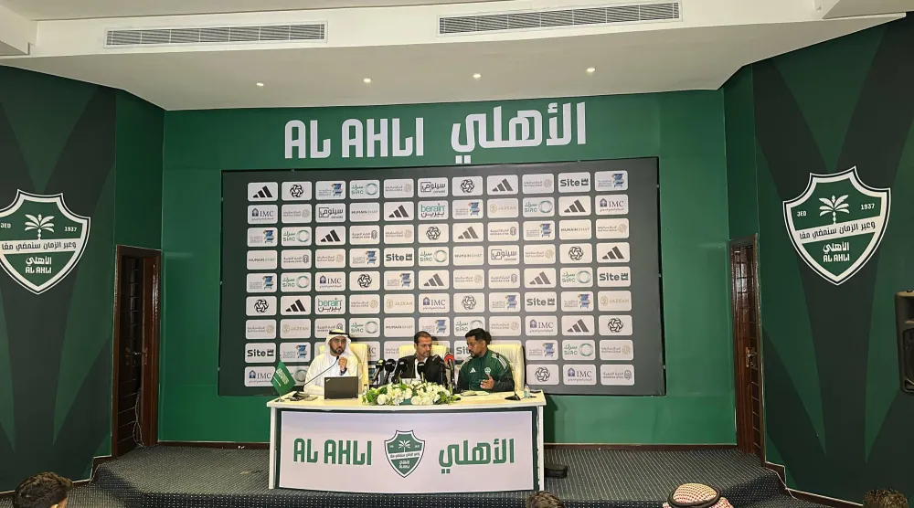 جانب من المؤتمر الصحافي للمدير الرياضي بالنادي الأهلي (الشرق الأوسط)