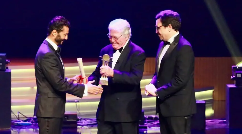 وزير الثقافة ورئيس المهرجان يكرمان الفنان خالد النبوي في افتتاح «القاهرة السينمائي» (إدارة المهرجان)
