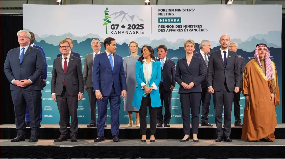 صورة تذكارية لوزراء الخارجية الأوكراني أندري سيبيا والألماني يوهان واديفول والمكسيكي خوان رامون دو لا فيونتي راميريز والأميركي ماركو روبيو والممثلة العليا للشؤون الخارجية والسياسة الأمنية في الاتحاد الأوروبي كايا كالاس والكندية أنيتا أناند والياباني موتيجي توشيميتسو والبريطانية إيفيت كوبر والإيطالي أنطونيو تاجاني والفرنسي جان نويل بارو والهندي سوبراهمايام جيشانكار والسعودي الأمير فيصل بن فرحان خلال اجتماعات مجموعة السبع في كندا (د.ب.أ)