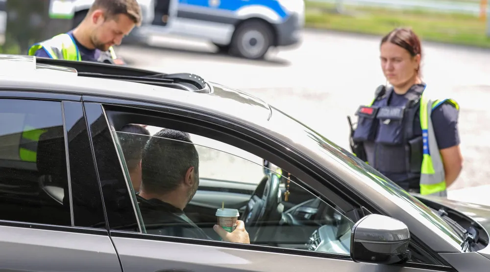 عناصر من الشرطة الألمانية يفتشون سيارة على الحدود مع هولندا (أرشيفية - د.ب.أ)