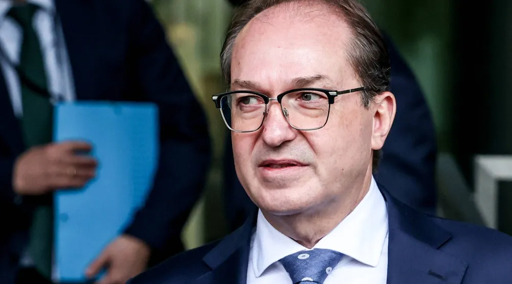 وزير الداخلية الألماني ألكسندر دوبرينت خلال مؤتمر صحافي في برلين (إ.ب.أ) 