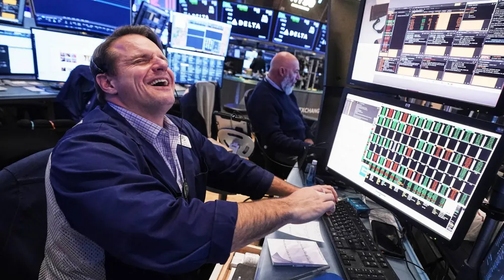 متداول يعمل في بورصة نيويورك (أ.ب) 