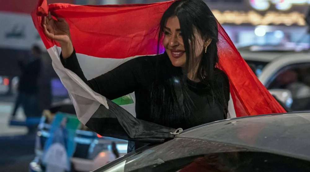 جمهور الأحزاب المتنافسة تفاعل مع النتائج الأولية للانتخابات في شوارع بغداد (أ.ب)