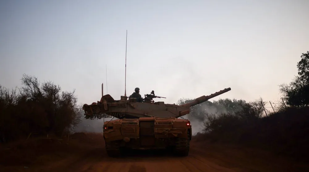 دبابة إسرائيلية خلال مناورة على الحدود مع لبنان الخميس الماضي (رويترز)