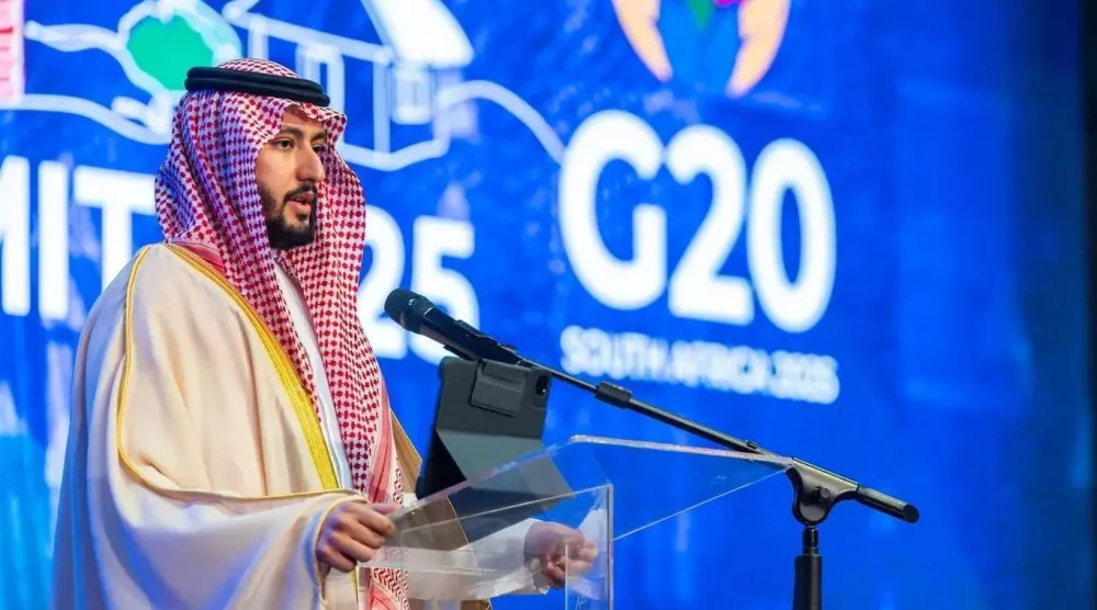 الأمير فهد بن منصور بن ناصر رئيس الوفد السعودي يتحدث خلال كلمة أمام القمة (واس)