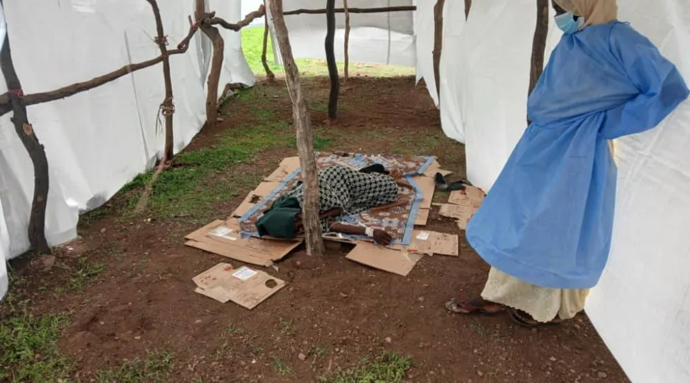 مريضة بالكوليرا وإلى جانبها تقف مسؤولة طبية حائرة (منسقية اللاجئين)