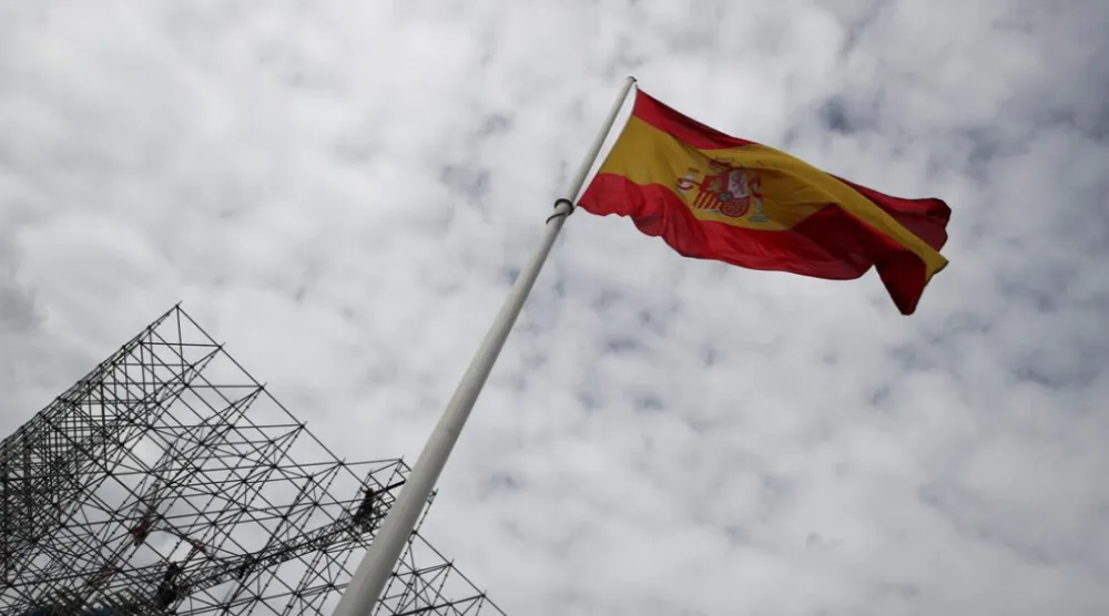 عَلم إسبانيا (رويترز)