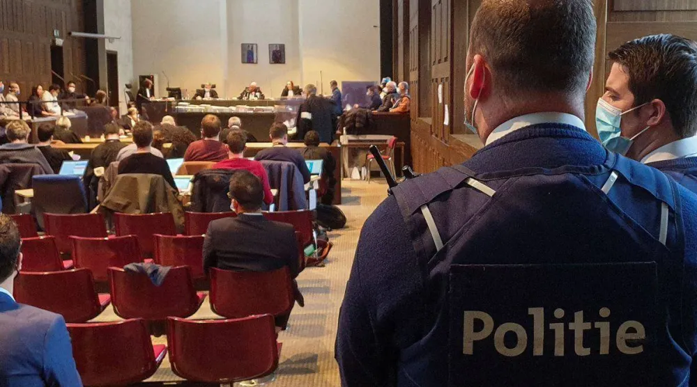 عنصران من الشرطة في محكمة ببلجيكا (أرشيفية - رويترز)