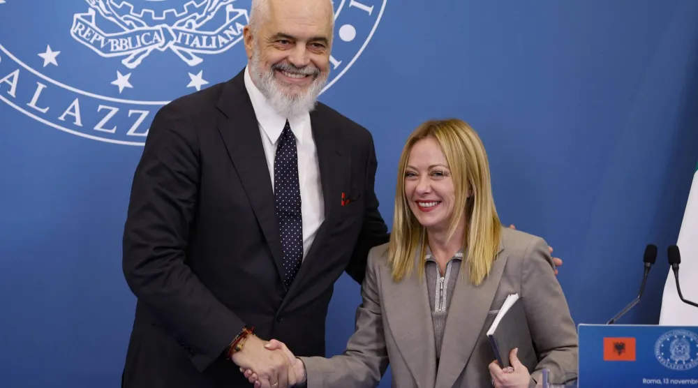 رئيسة الوزراء الإيطالية جورجيا ميلوني خلال مؤتمر صحافي في روما مع نظيرها الألباني إيدي راما (إ.ب.أ) 