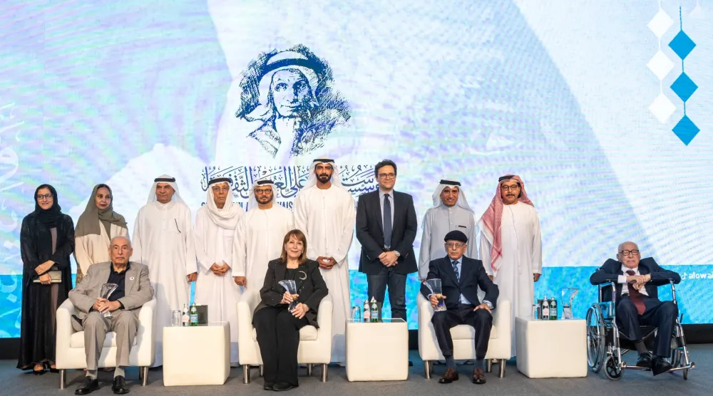 مجلس أمناء مؤسسة سلطان بن علي العويس الثقافية والفائزين بالدورة الـ19 للجائزة (الشرق الأوسط)