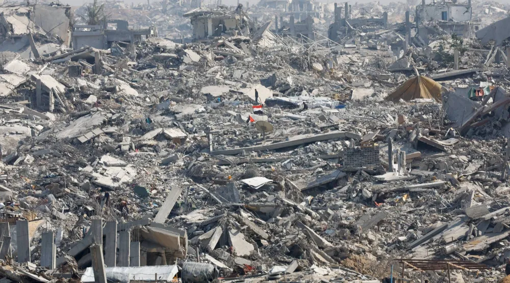 جانب من الدمار نتيجة الغارات الإسرائيلية على مدينة غزة (رويترز)