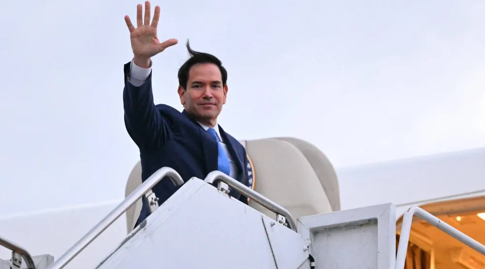 وزير الخارجية الأميركي ماركو روبيو يستقل طائرة من مطار جون مونرو هاميلتون في أونتاريو بكندا (أ.ب)