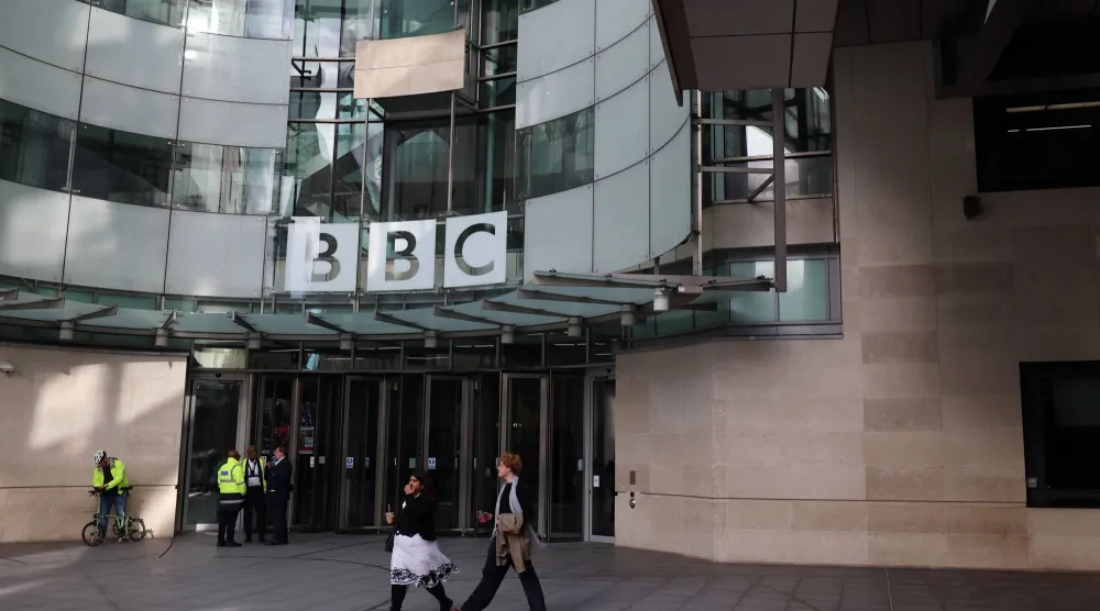 شعار «بي بي سي» على مقرها في لندن (إ.ب.أ)