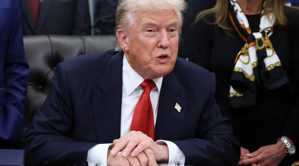 الرئيس الأميركي دونالد ترمب يتحدث داخل المكتب البيضاوي (رويترز)