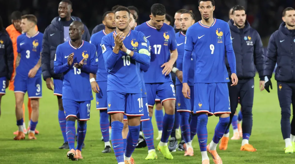 كيليان مبابي وزملاؤه يحيّون الجماهير بعد الفوز على أوكرانيا  (إ.ب.أ).