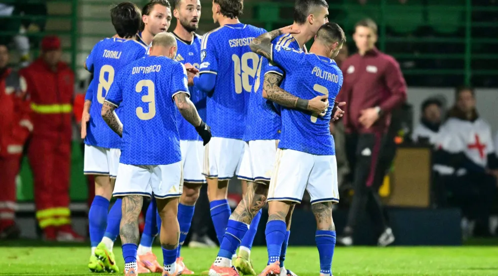 مدافع المنتخب الإيطالي جيانلوكا مانشيني  يحتفل مع زملائه بعد تسجيل الهدف الأول (أ.ف.ب).