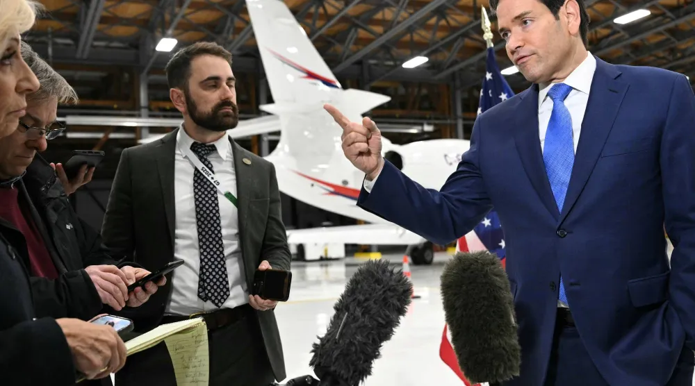 ماركو روبيو متحدثاً إلى الصحافيين عن السودان في مطار جون سي مونرو هاميلتون الدولي في أونتاريو بكندا (أ.ب)