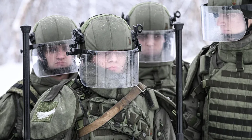 جنود روس يشاركون في تدريبات على إزالة الألغام والمتفجرات الأخرى (د.ب.أ)