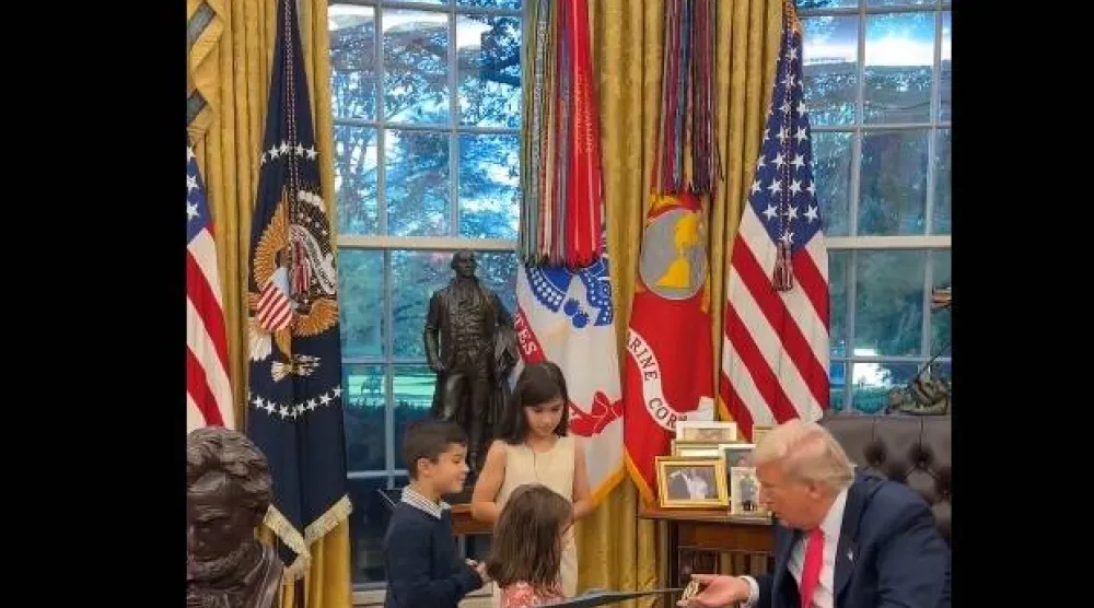 لقطة شاشة تُظهر الرئيس الأميركي دونالد ترمب يقدم هدايا صغيرة لأطفال في مكتبه البيضاوي بالبيت الأبيض (إكس)