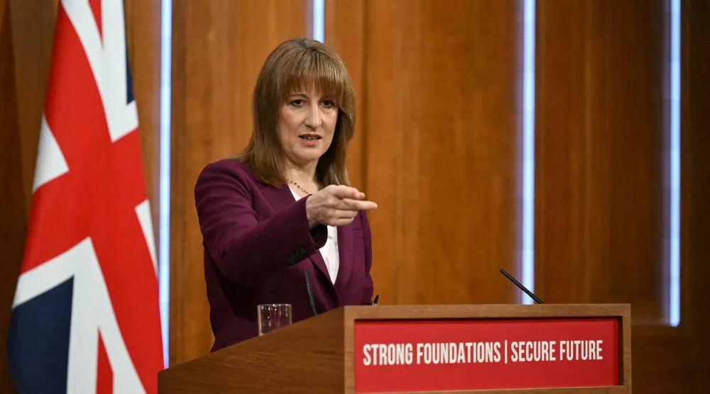 وزيرة المالية البريطانية راشيل ريفز تجيب عن أسئلة الصحافيين في 9 داونينغ ستريت بلندن (رويترز)