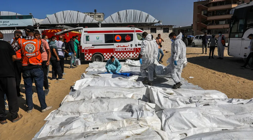 27 October 2025, Palestinian Territories, Khan Younis: The bodies of 40 palestinians, killed by the Israeli army, placed in front of Nasser Hospital, ahead of their burial, in Khan Younis, south of the Gaza Strip, with the participation of the Civil Defense and some workers from the Ministry of Health. Photo: Abed Rahim Khatib/dpa