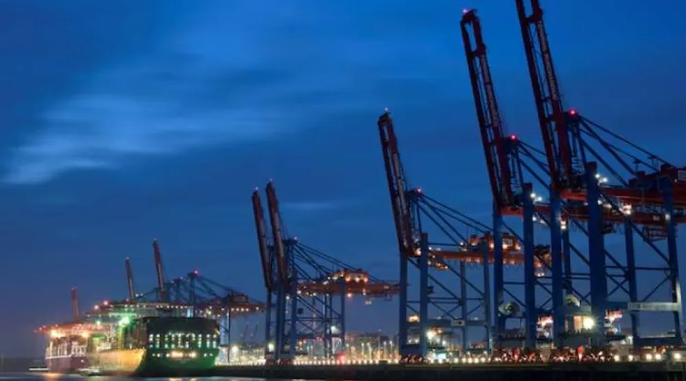 سفينة حاويات في ميناء هامبورغ بألمانيا (رويترز)