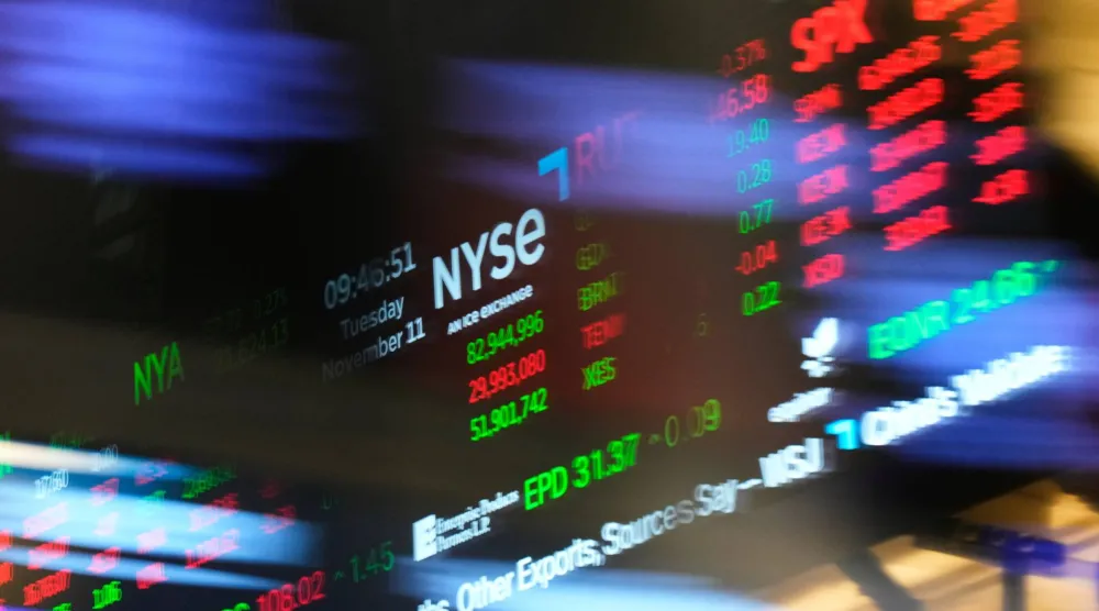 معلومات مالية تُعرض على شاشات التداول في بورصة نيويورك (أ.ب)