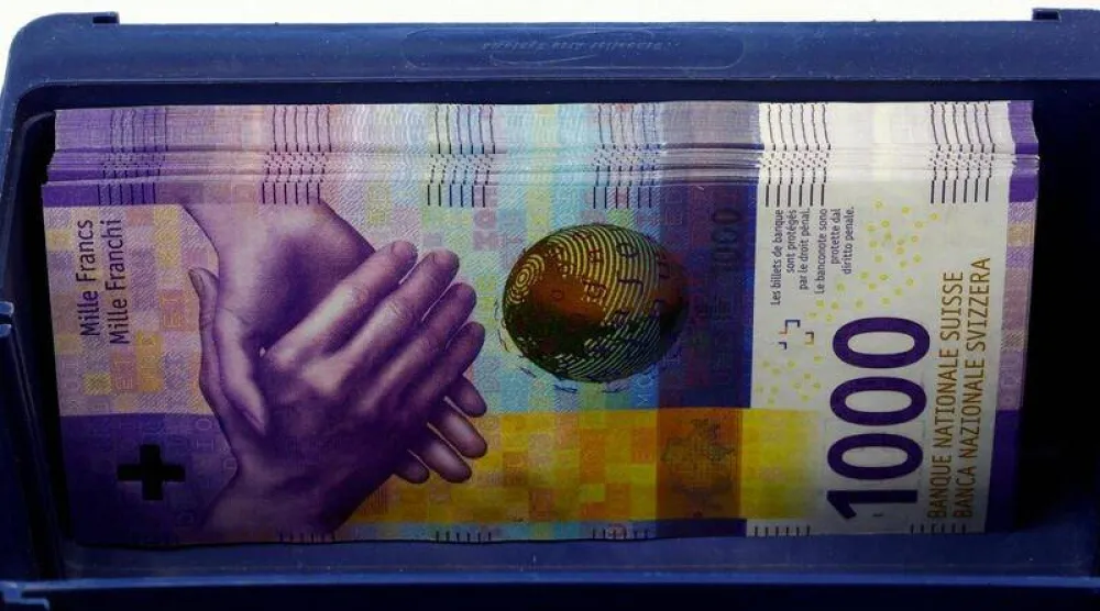 أوراق نقدية من فئة 1000 فرنك سويسري في صندوق بأحد البنوك في زيورخ (رويترز)