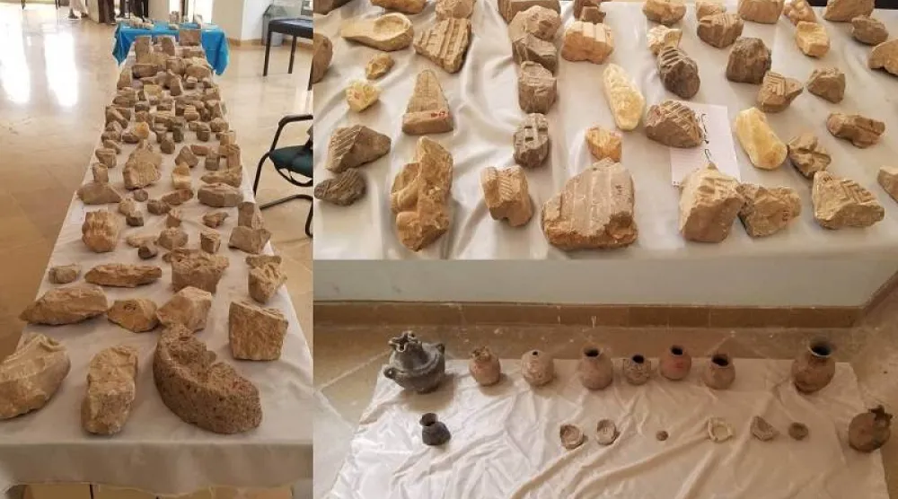 قطع أثرية متنوعة سلمها سكان قبل فترة إلى سلطة الحوثيين في ذمار (فيسبوك)