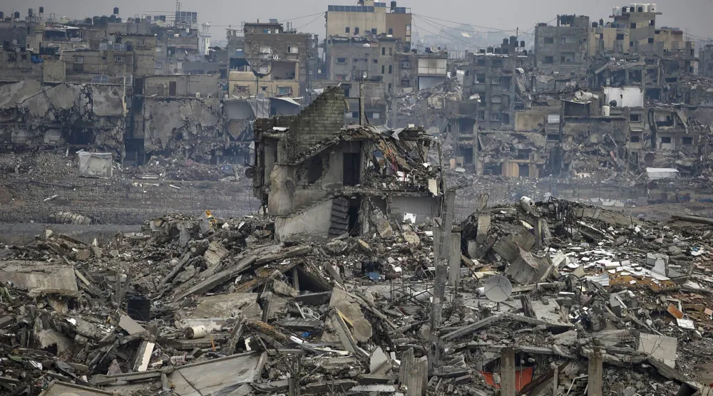 منطقة مدمَّرة بسبب الحرب في شمال مدينة غزة (إ.ب.أ)