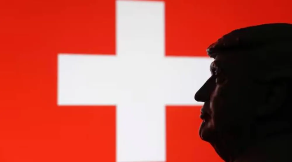 نموذج مصغر مطبوع بتقنية ثلاثية الأبعاد للرئيس الأميركي دونالد ترمب والعلم السويسري (رويترز)