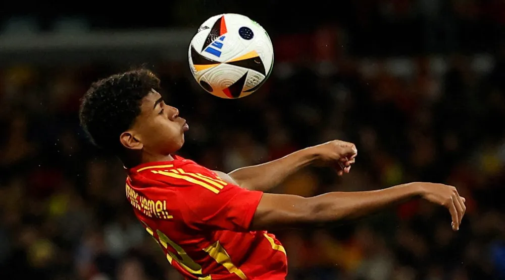 لامين جمال نجم برشلونة و«لا روخا» (رويترز)