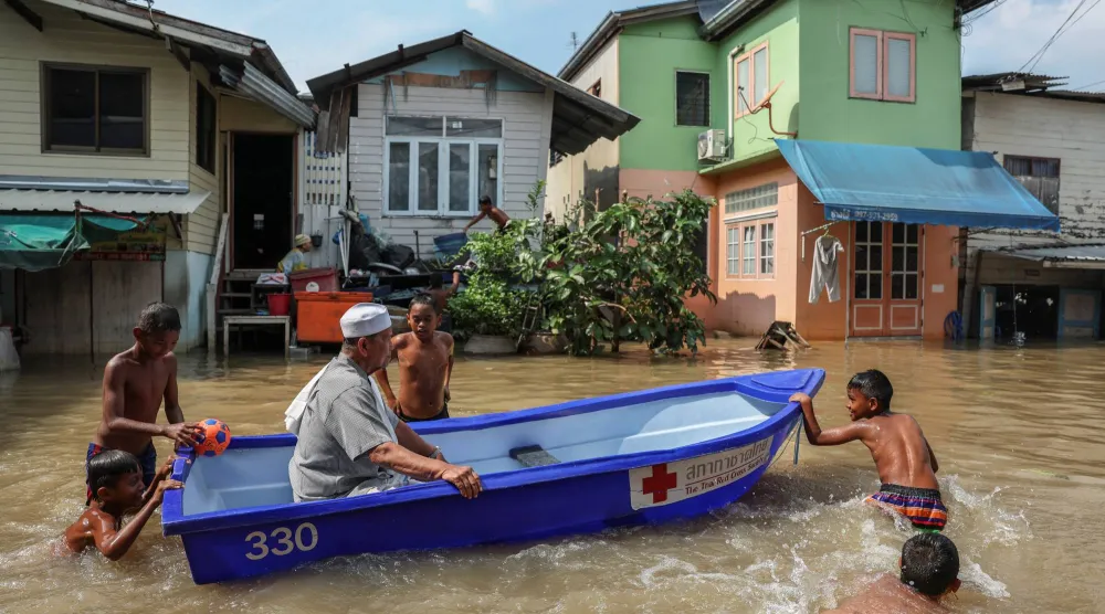 رجل يتحرك بالقارب على مشارف بانكوك (رويترز)