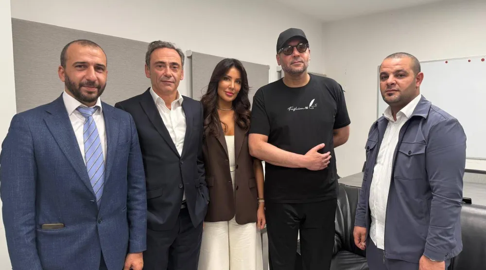 هانيبال القذافي (الثاني من اليمين) مع فريقه القانوني بعد الإفراج عنه (الشرق الأوسط)