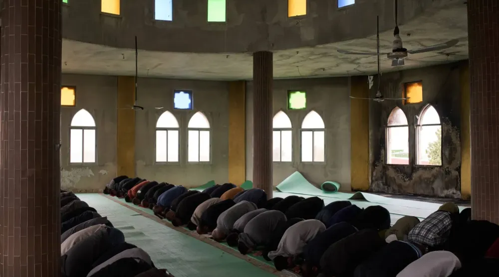 Filistinliler, İsrailli yerleşimciler tarafından yakılan camide cuma namazını kılıyor (AP)