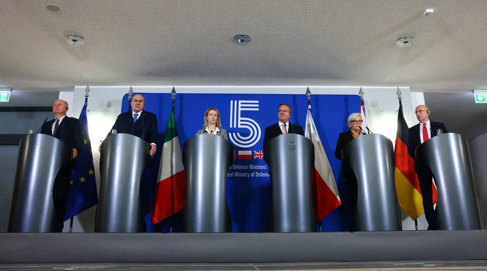 وزراء دفاع ألمانيا وفرنسا وإيطاليا وبولندا والمملكة المتحدة ومسؤولة السياسة الخارجية للاتحاد الأوروبي كايا كالاس في مؤتمر صحافي عقب اجتماع في برلين (رويترز)