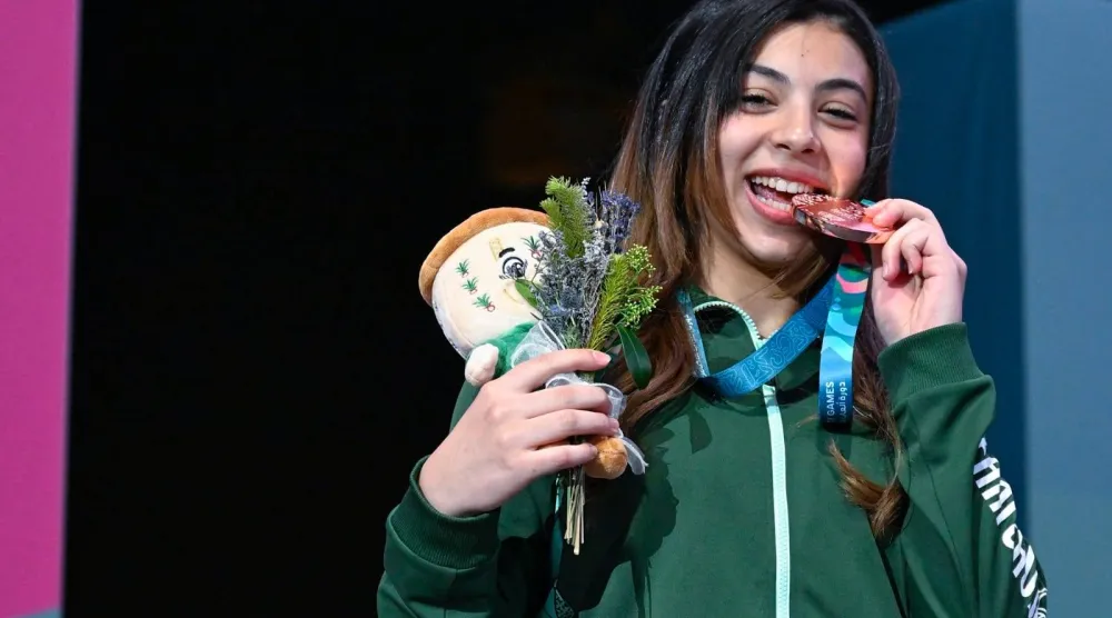 سهى الفار تحتفل بميداليتها (الشرق الأوسط)