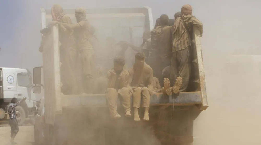 نازحون من الطائفة الإيزيدية يفرون من عنف مقاتلي «داعش» في سوريا (أرشيفية - رويترز)